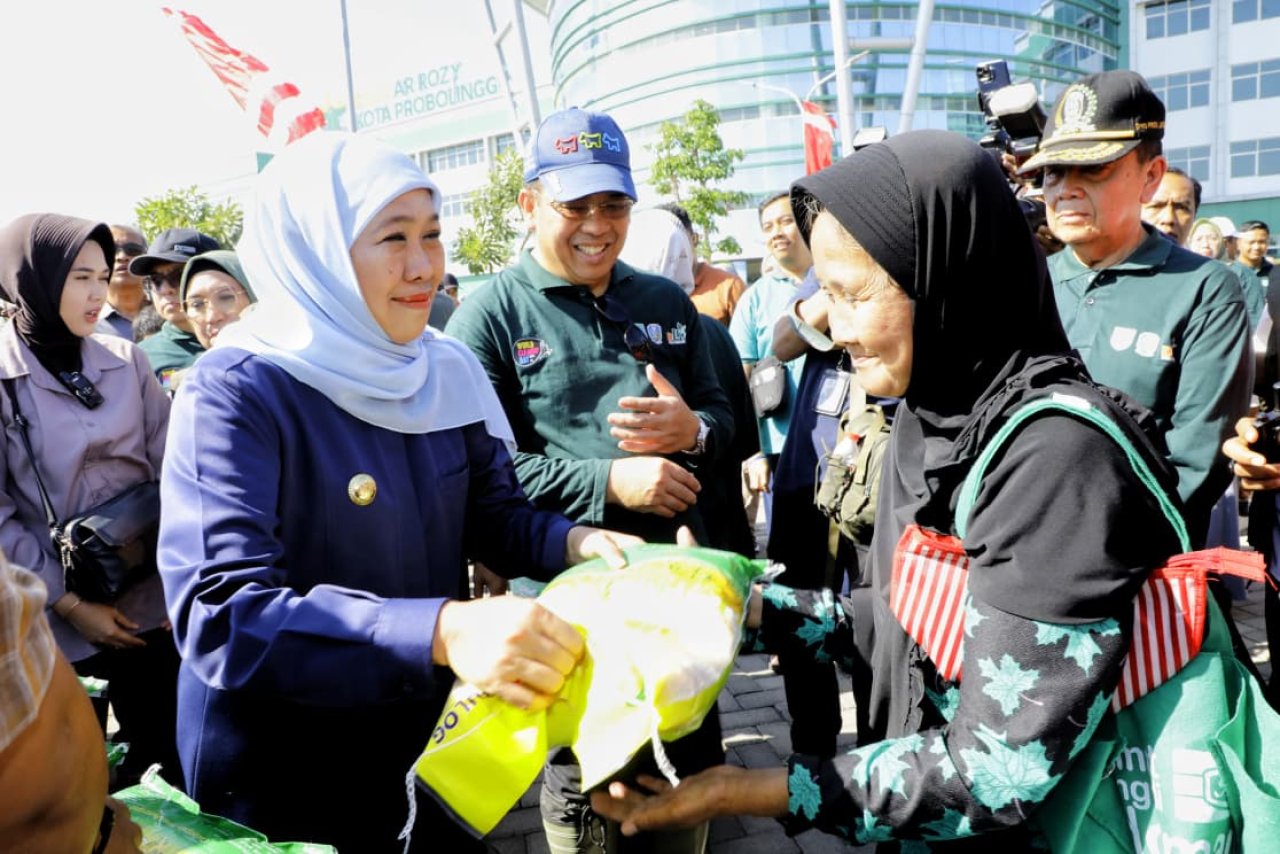 Gubernur Jawa Timur Khofifah Indar Parawansa hadiri Pasar Murah di Kota Probolinggo. (Foto : Humas Pemprov)