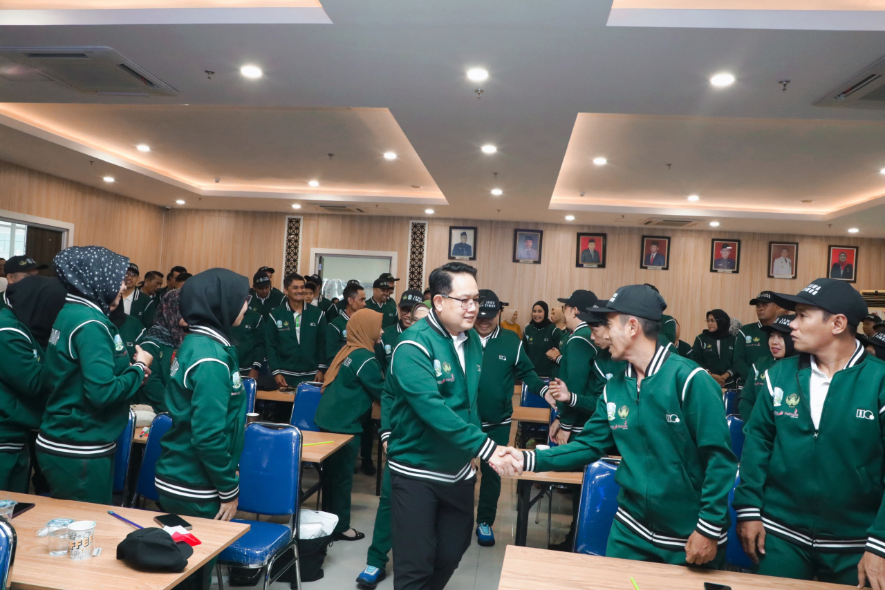 Sekretaris Daerah Provinsi Jawa Timur Adhy Karyono saat melepas 118 kontingen Jatim yang terdiri dari 79 atlet, 14 pelatih, 25 official, serta pendamping di Gedung BKD Jatim. (Foto: Humas Pemprov)