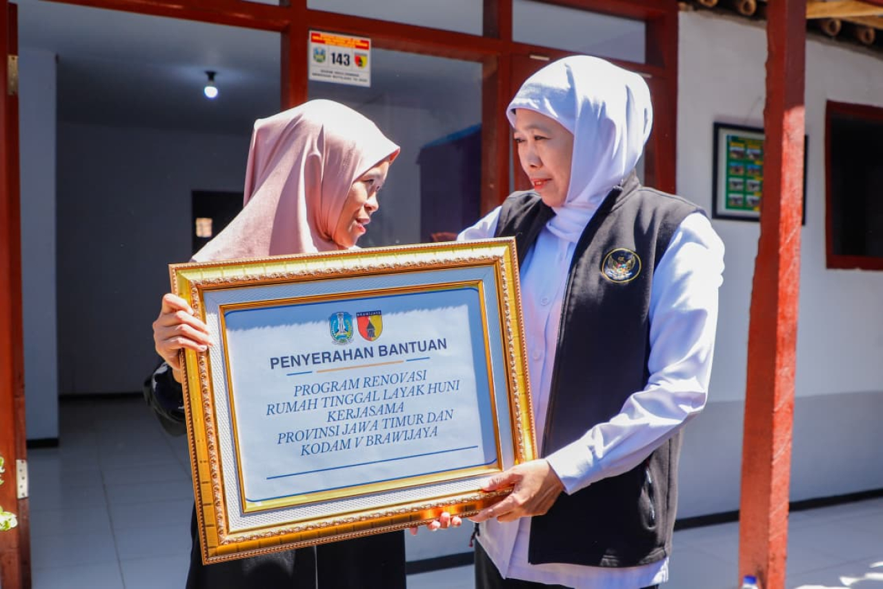 Gubernur Jawa Timur Khofifah Indar Parawansa meninjau tiga unit rumah yang telah selesai direnovasi melalui program Rumah Tinggal Layak Huni (Rutilahu) di Dusun Sumuran RT. 003 RW. 023 Desa Ajung Kecamatan Ajung Kabupaten Jember. (Foto : Humas Pemprov)