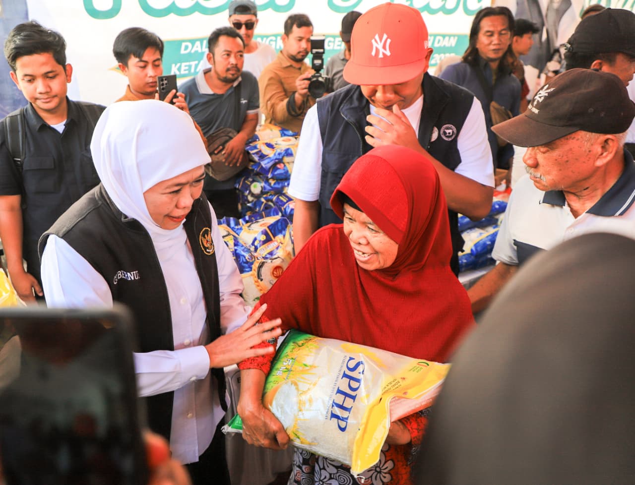 Pasar Murah Ke-115 di Situbondo, Gubernur Khofifah Komitmen Dekatkan Bahan Pokok Terjangkau