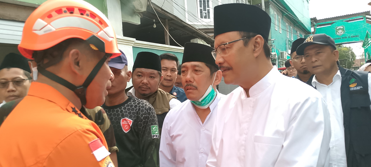 Menteri Sosial RI Saifullah Yusuf (Gus Ipul) melakukan tinjau lokasi evakuasi korban di Ponpes Al Khoziny Sidoarjo.