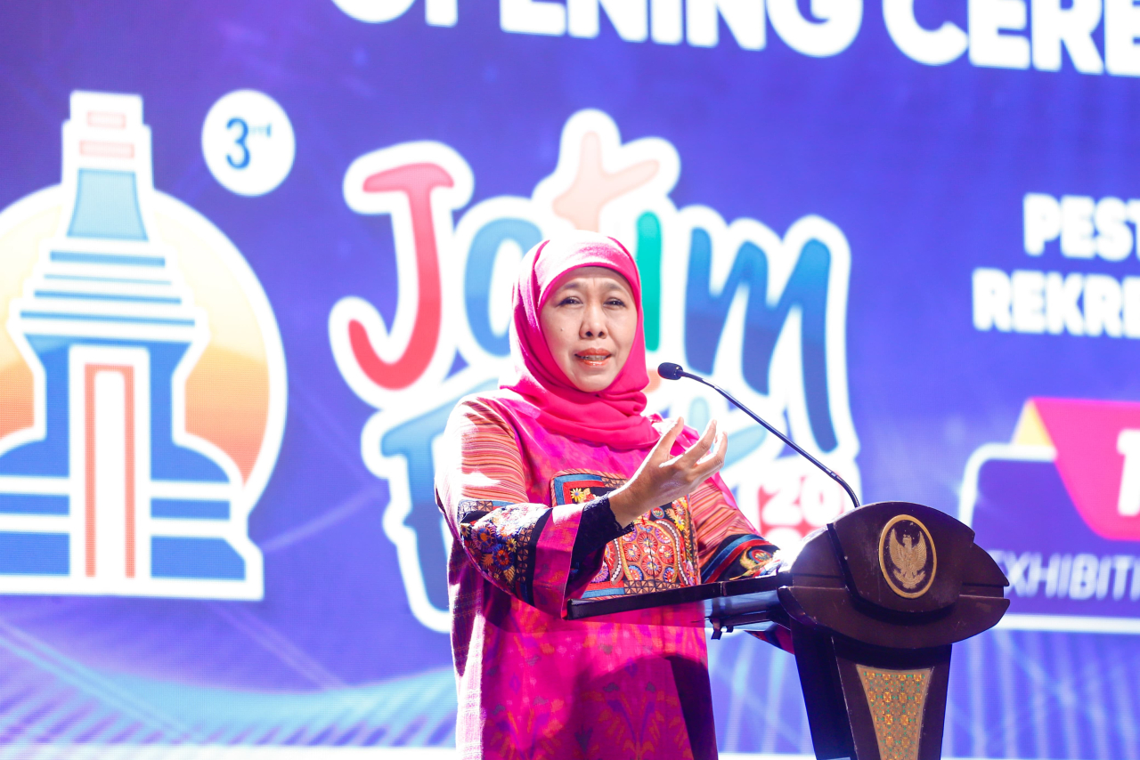 Gubernur Jawa Timur Khofifah Indar Parawansa secara resmi membuka Jatim Fest 2025 yang merupakan rangkaian Hari Jadi ke-80 Provinsi Jawa Timur, di Exhibition Hall Grand City Convex Surabaya. (Foto: Humas Pemprov)