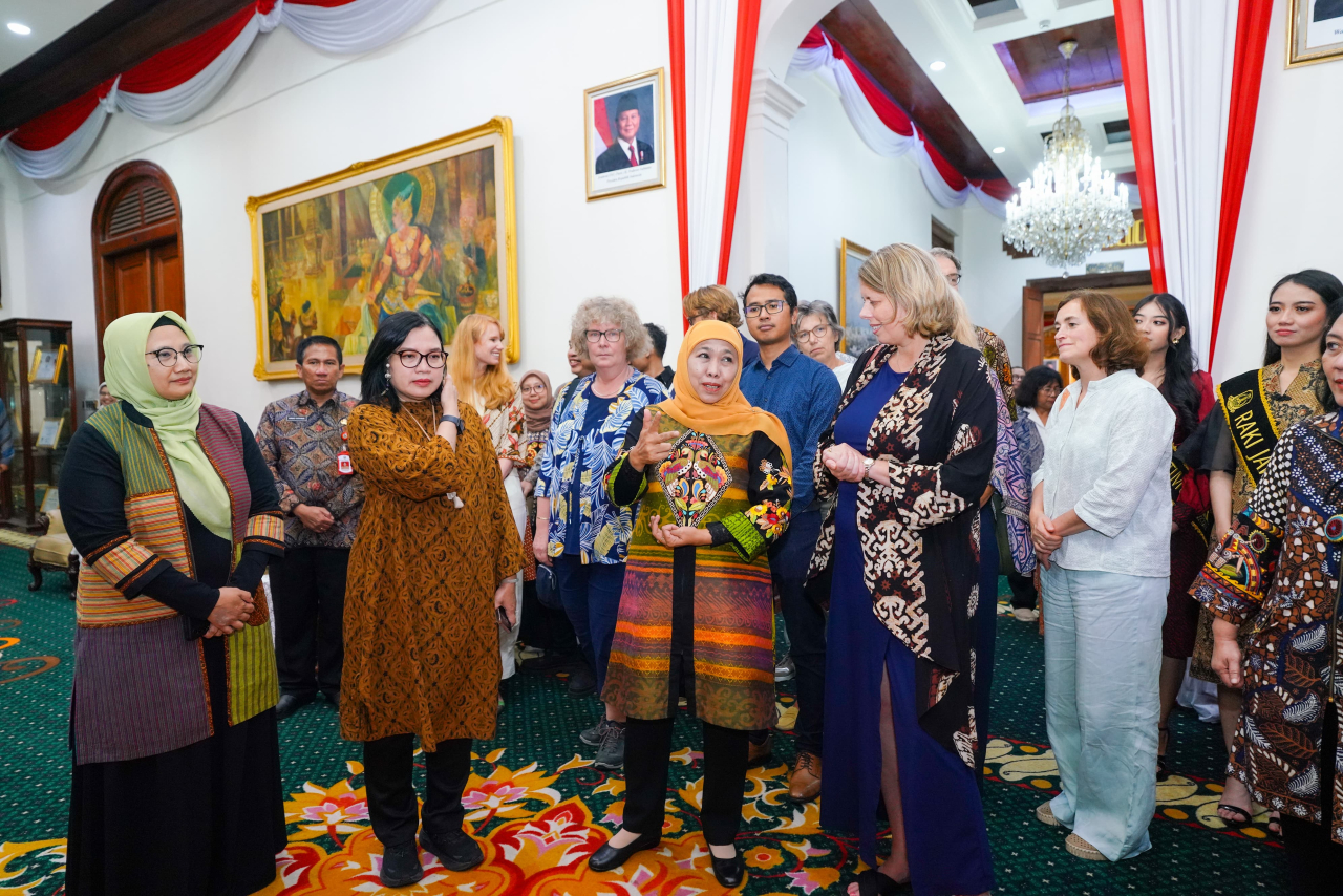 Gubernur Jawa Timur Khofifah Indar Parawansa menerima kunjungan Profesor dan Dosen Leiden University Medical Center (LUMC) Belanda di Gedung Negara Grahadi Surabaya. (Foto: Humas Pemprov)