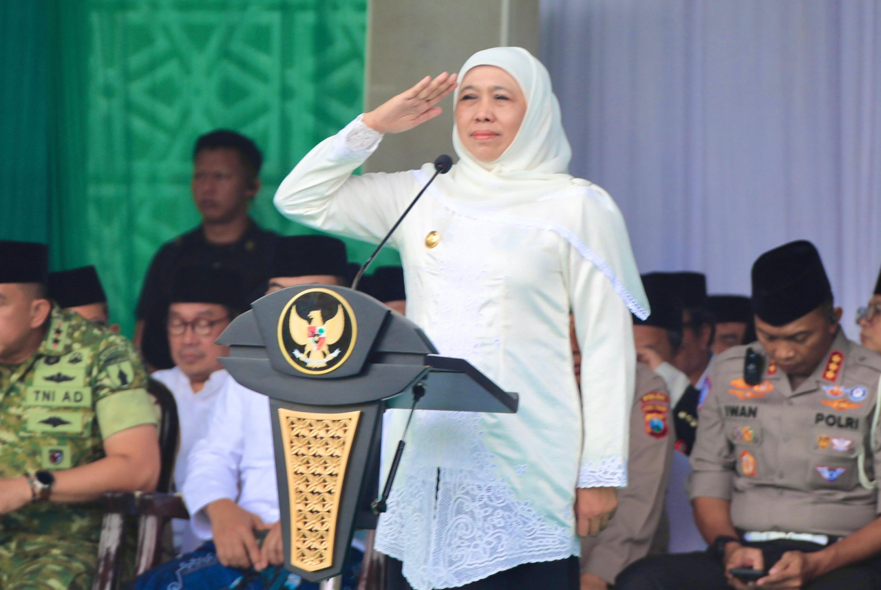 Gubernur Jawa Timur Khofifah Indar Parawansa memimpin Apel Peringatan Hari Santri Tingkat Provinsi Jawa Timur Tahun 2025 di Pondok Pesantren An Nur II Al Murtadlo, Bululawang, Kab. Malang. (Foto: Adpim for kabarhit)