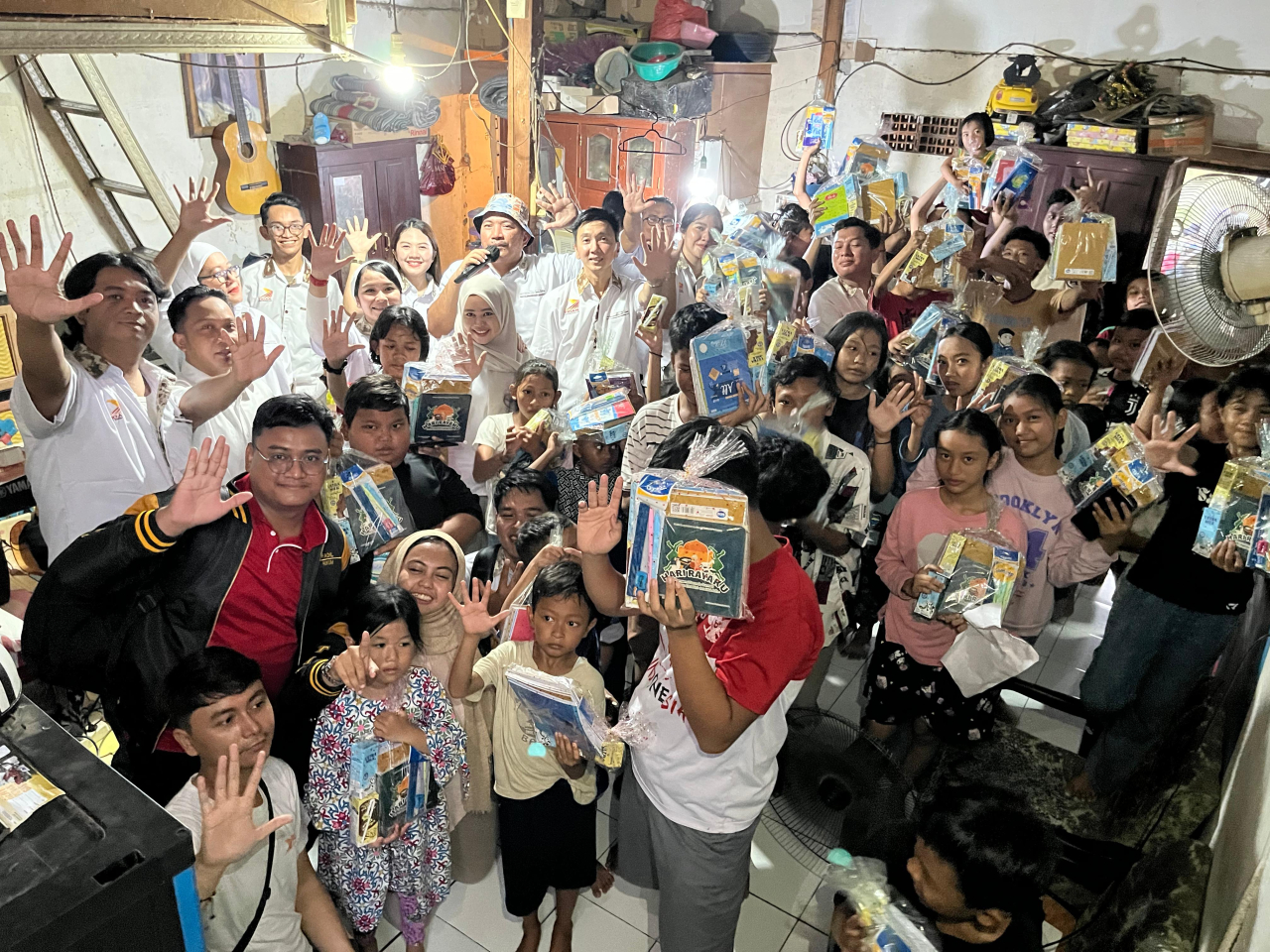 Anak-anak Kampung Stren Kali Jagir Dapat Makan Bergizi hingga Buku Tulis dari Kader Tidar Jatim