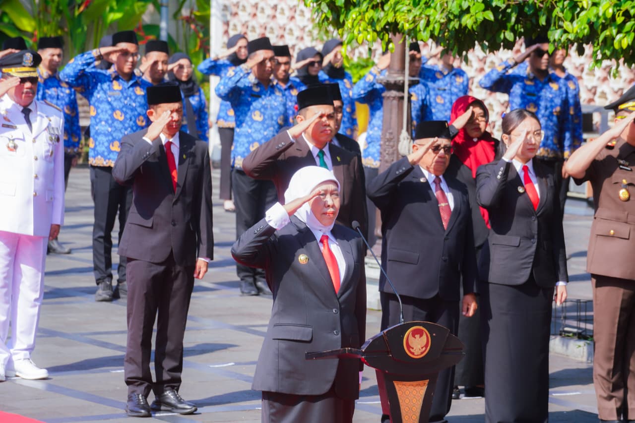Gubernur Jawa Timur Khofifah Indar Parawansa berserta jajaran Pemprov Jatim ziarah makam Proklamator RI Soekarno di Jl. Ir. Soekarno No.152, Bendogerit, Kec. Sananwetan, Kota Blitar. (Foto: Adpim)