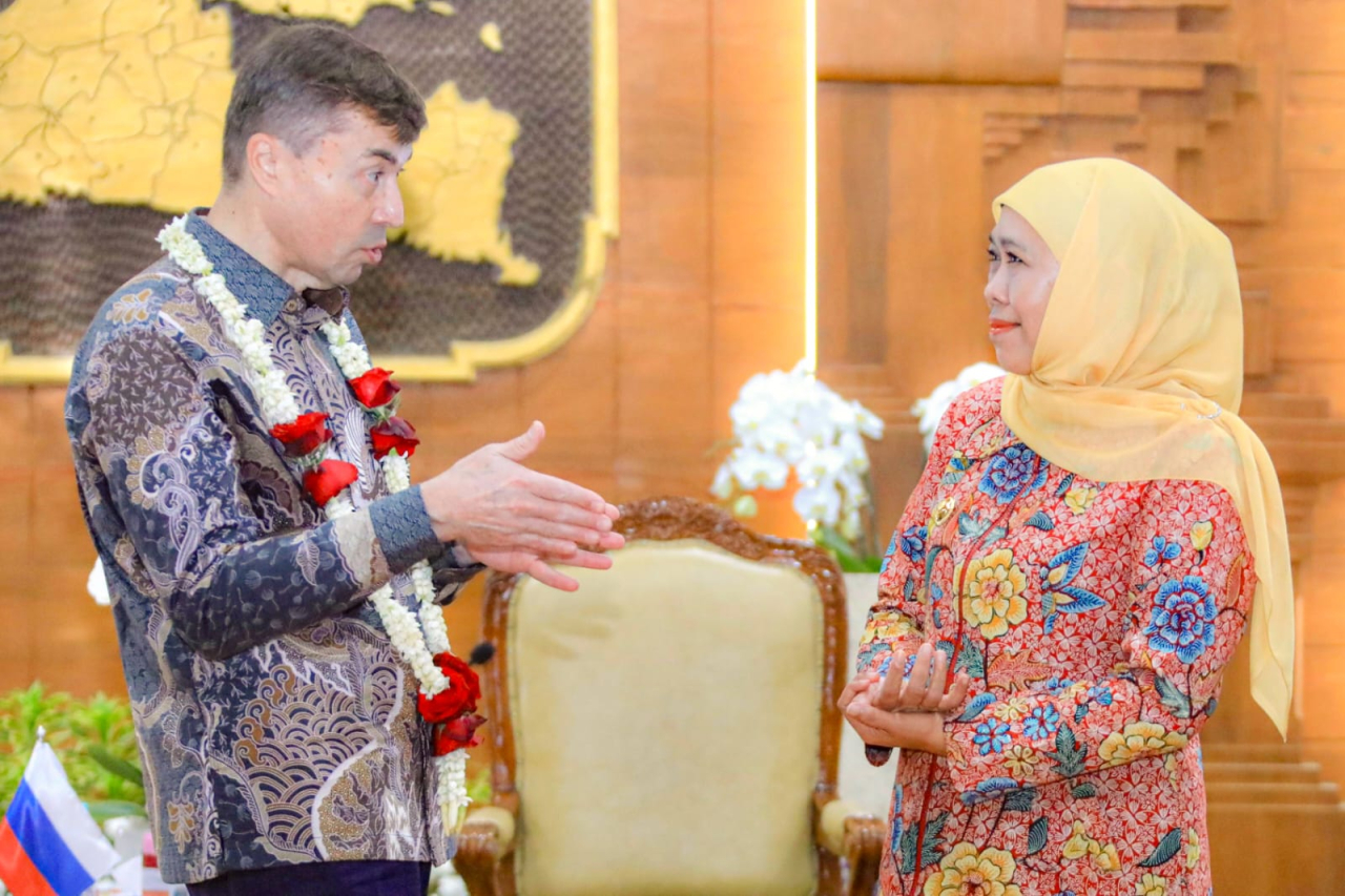 Gubernur Jawa Timur Khofifah Indar Parawansa menerima kunjungan Duta Besar Federasi Rusia untuk Indonesia H.E. Mr. Sergei Tolchenov di Gedung Negara Grahadi, Surabaya. (Foto: Adpim for kabarhit)