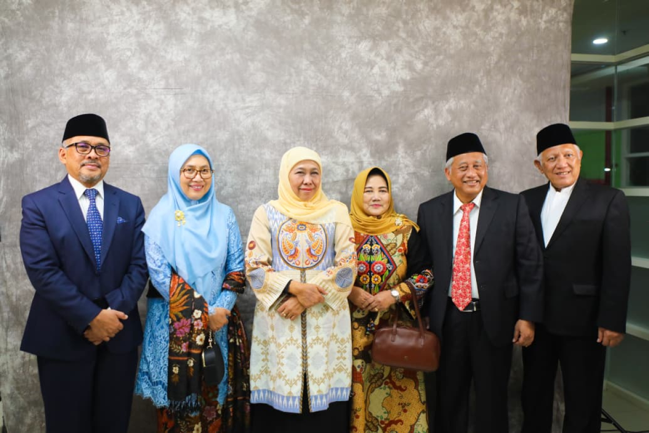 Gubernur Khofifah Hadiri Pelantikan Rektor UNUSA periode 2025-2030