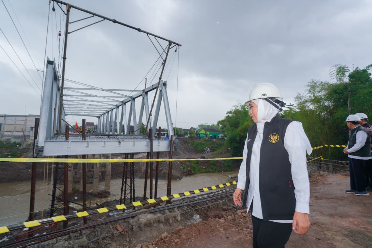 Gubernur Jawa Timur Khofifah Indar Parawansa saat meninjau langsung progres pembangunan jembatan yang menjadi salah satu proyek strategis Provinsi Jawa Timur tersebut. (Foto: Adpim for kabarhit)