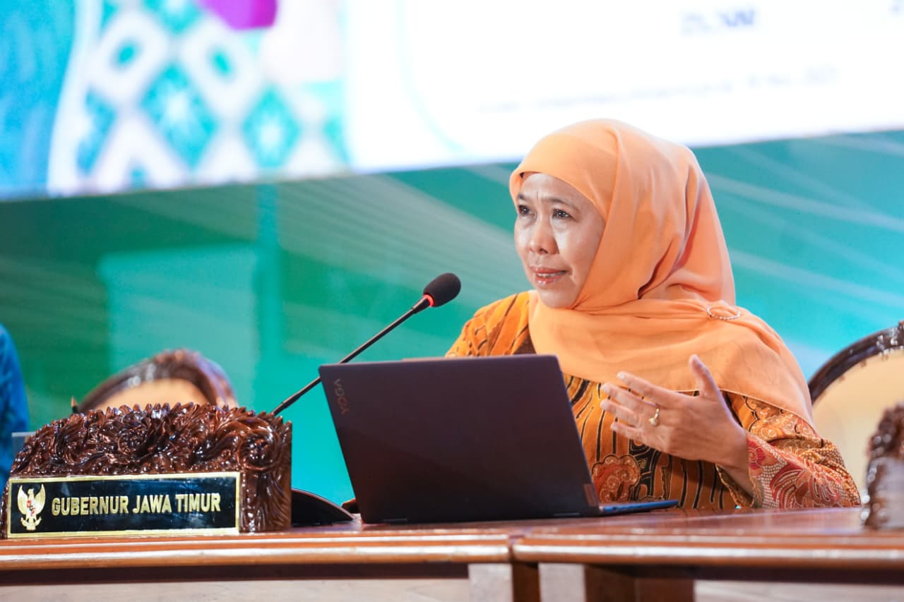 Gubernur Khofifah saat sambutan pada  High Level Meeting (HLM) TPID–TP2DD–TP2ED Provinsi Jawa Timur 2025 di Hotel Doubletree Surabaya. (Foto: Adpim For Kabarhit)