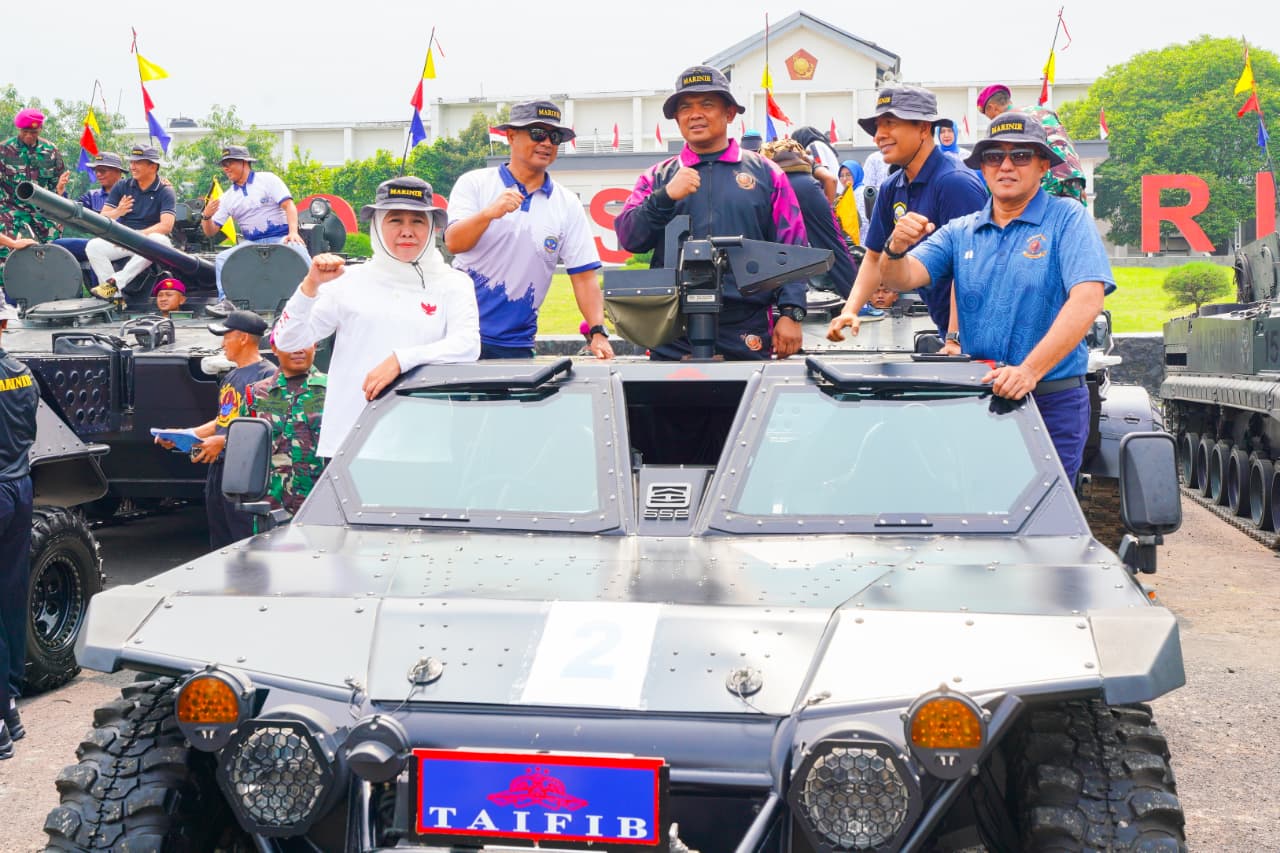 Hadiri Inagurasi Pasmar 2, Gubernur Khofifah Bersama TNI AL Tanam 1.000 Pohon dan Serahkan Bansos untuk Warga Sekitar