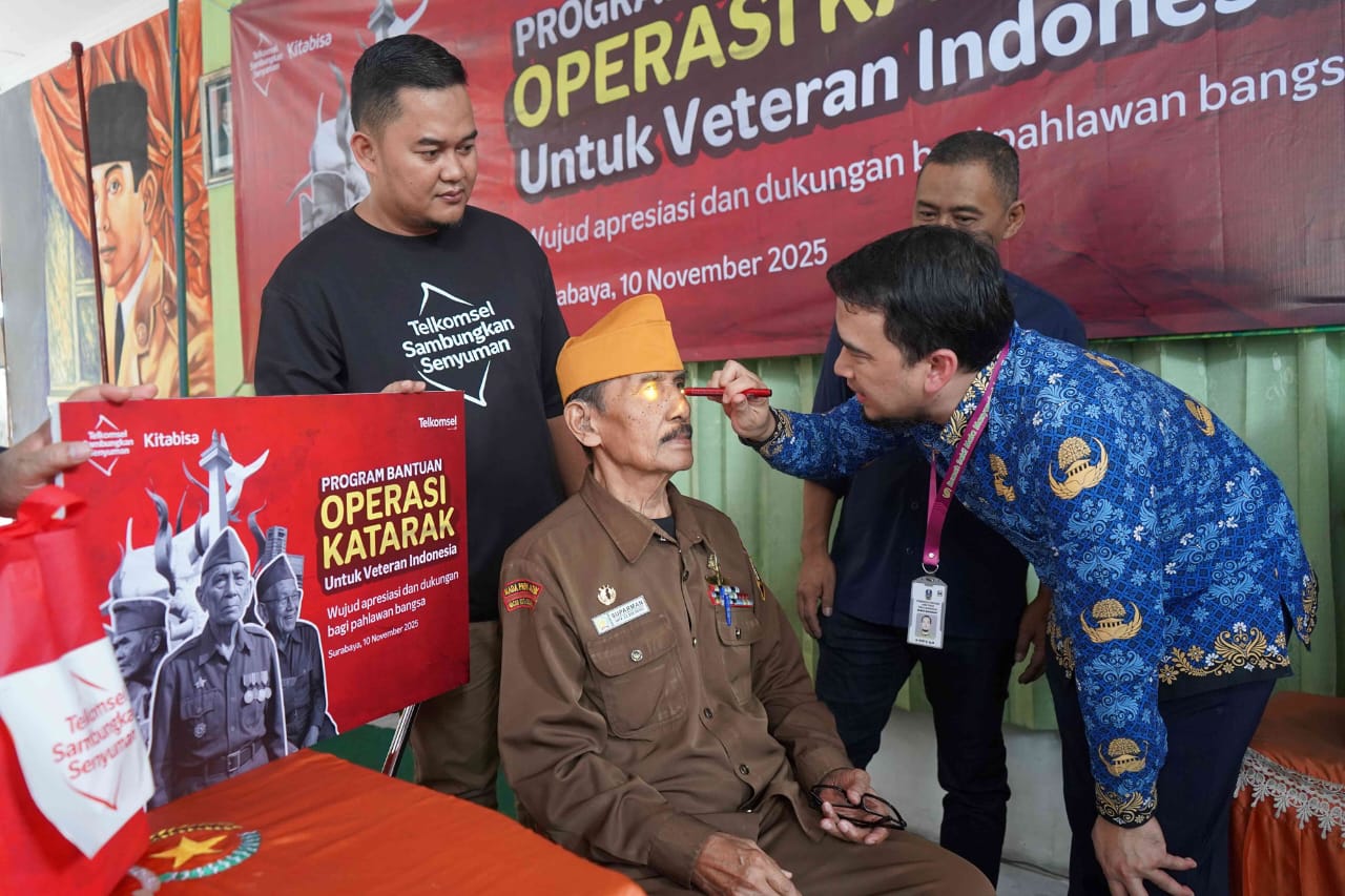 Telkomsel Gandeng Kitabisa Gelar Operasi Katarak untuk 20 Veteran dan Keluarga di Surabaya. (Foto: Istimewa)