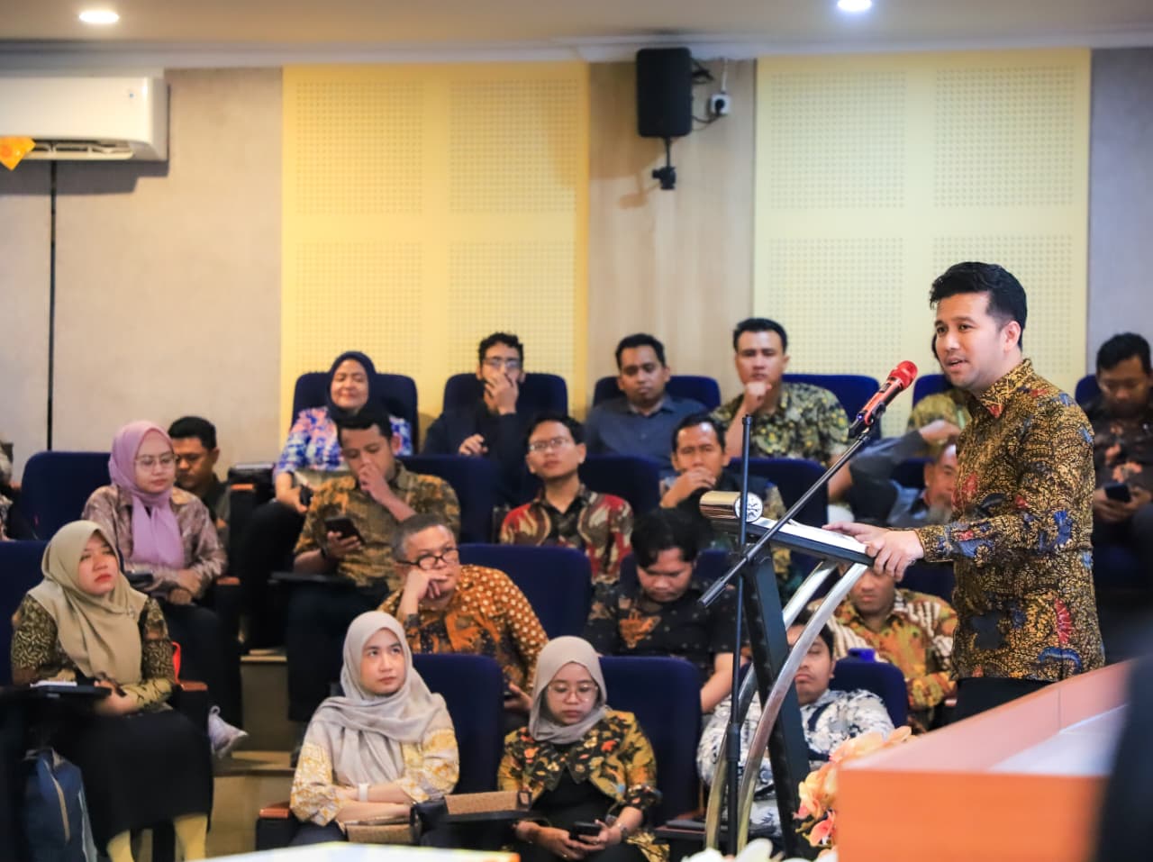 Wakil Gubernur Jawa Timur Emil Elestianto Dardak menghadiri acara seminar nasional di Auditorium SIMT ITS Surabaya. (Foto: Adpim for kabarhit)