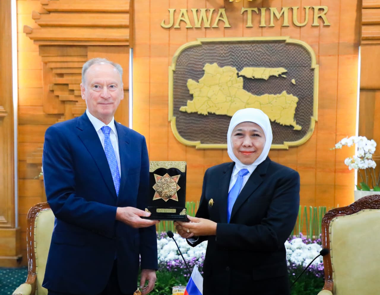 Gubernur Khofifah (kanan) menerima kunjungan kehormatan Penasihat Presiden Federasi Rusia H.E Nikolai Patrushev (kiri) di Grahadi Surabaya. (Foto: Adpim for kabarhit)