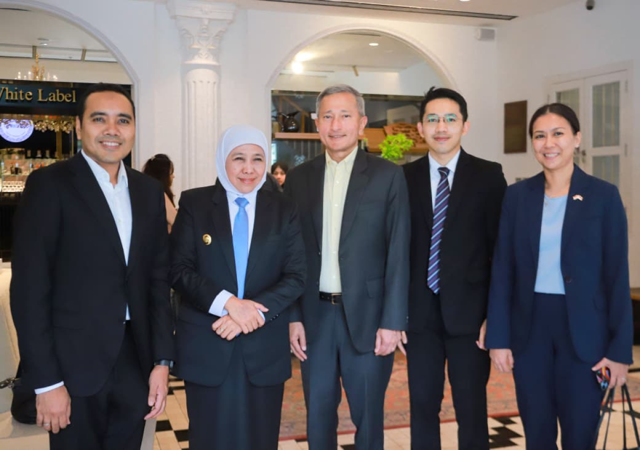 Gubernur Jawa Timur Khofifah Indar Parawansa memenuhi undangan kehormatan Menteri Luar Negeri Singapura H.E. Vivian Balakrishnan dalam rangka RISING Fellowship program di The White Label, 101 Jln Sultan, Singapura. (Foto: Adpim for kabarhit)