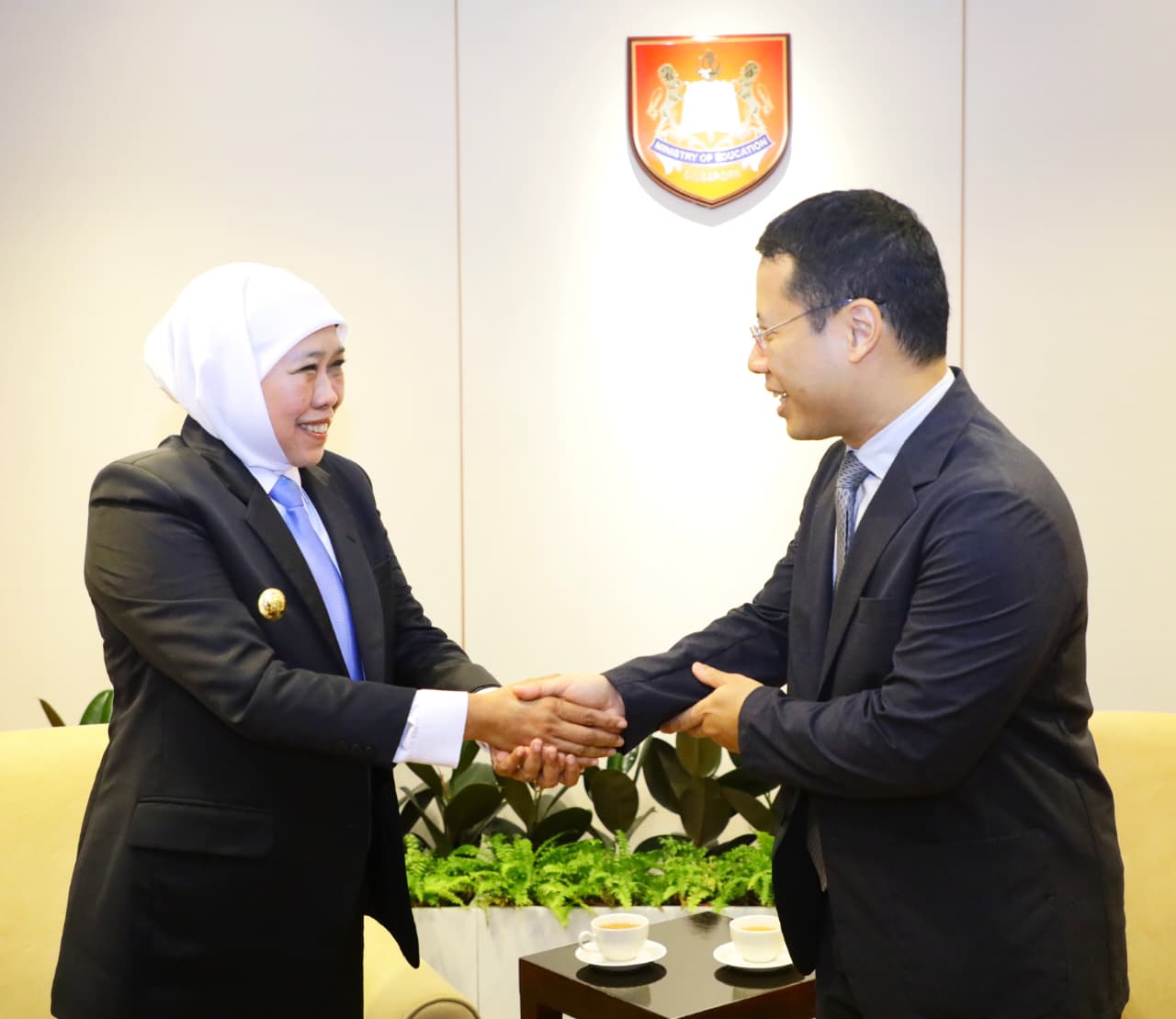 Gubernur Khofifah mengawali program RISING Fellowship di Singapura dengan melakukan pertemuan  dengan Menteri Pendidikan Singapura Desmond Lee di Kantor Kementerian Pendidikan Singapura, 1 North Buona Vista Drive MOE Building, Podium Block Singapura. (Fot