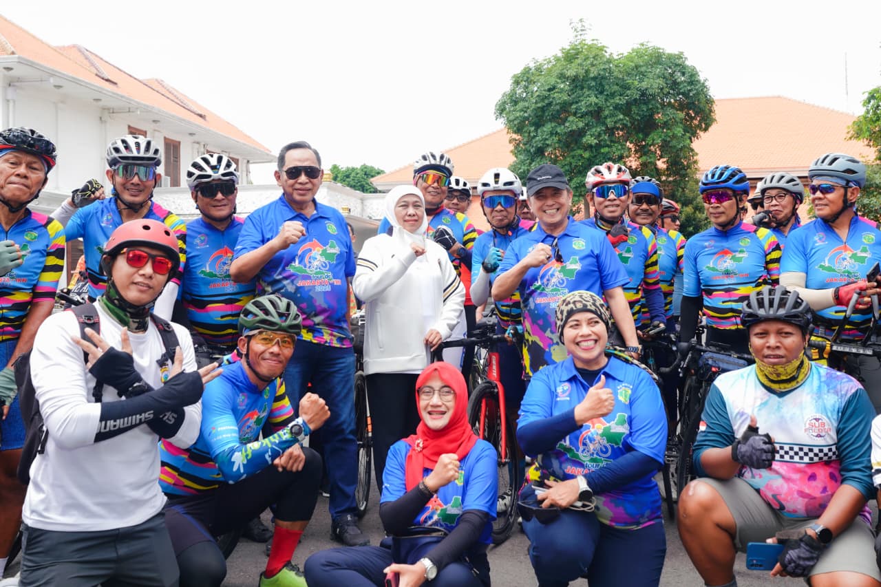 Gubernur Jawa Timur Khofifah Indar Parawansa menyambut para peserta gowes Tour de’ Jakarta–IKN 2025 yang memasuki garis finis etape keempat dari Tuban menuju Surabaya di Gedung Negara Grahadi, Surabaya. (Foto : Adpim for Kabarhit)