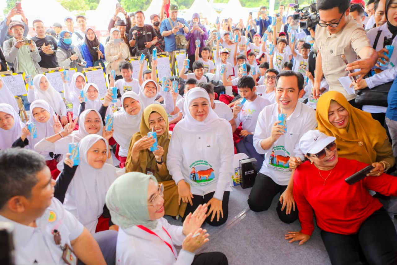 Gubernur Khofifah Minum Susu Bareng Ratusan Siswa SD di Jember, Dorong Pemenuhan Gizi Sejak Dini
