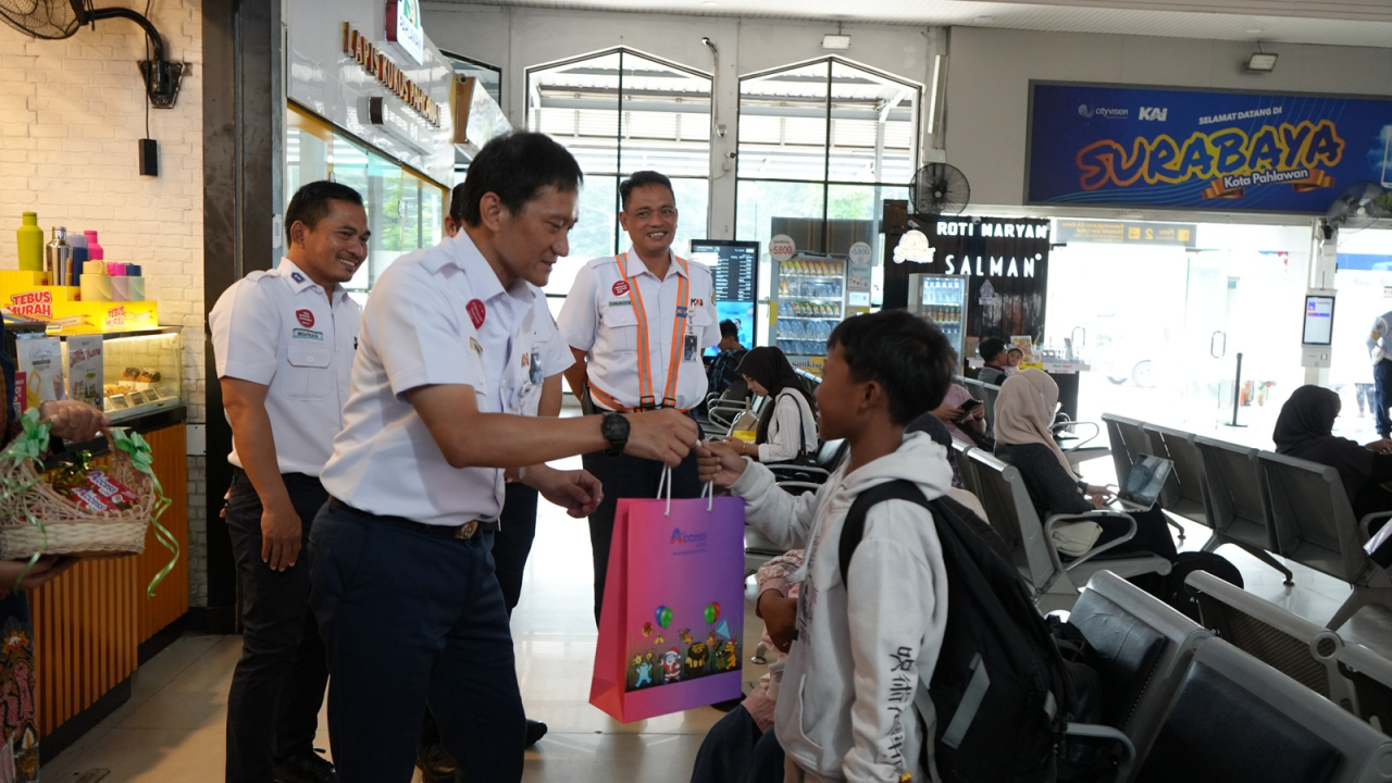 Dirut KAI Tinjau Kesiapan Layanan Nataru di Stasiun Surabaya Pasarturi dan Gubeng
