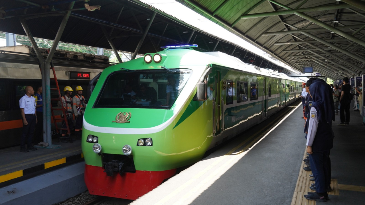 pengguna Commuter Line Wilayah 8 Surabaya pada hari ini (19/12) mencapai 49.087 orang sedangkan pada Kamis (18/12) total pengguna diangka 48.249 orang.