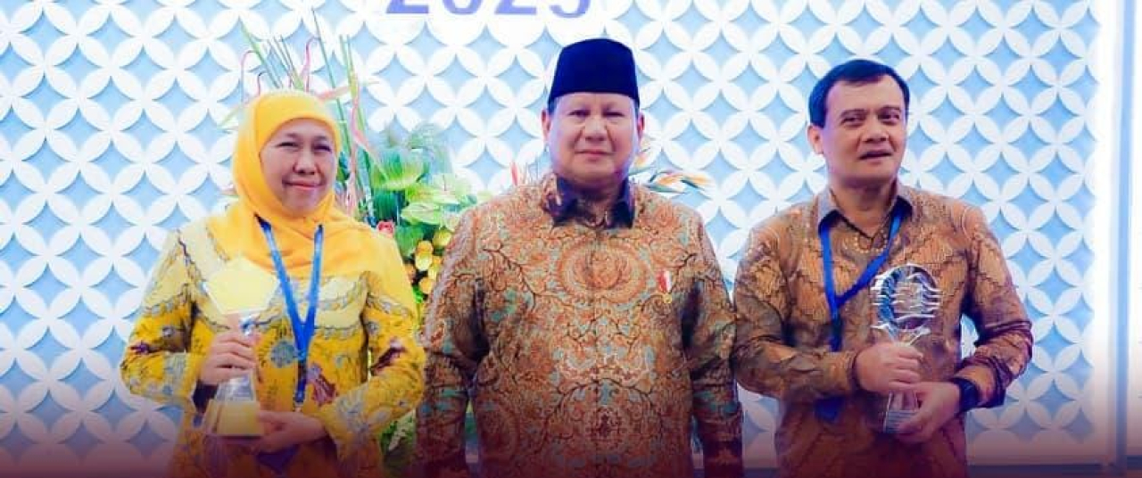 Gubernur Khofifah (kiri), Presiden Prabowo (Tengah) dan Gubernur Jawa Tengah di Grha Basvara, Kantor Pusat Bank Indonesia Jakarta. (Foto: Adpim for kabarhit)