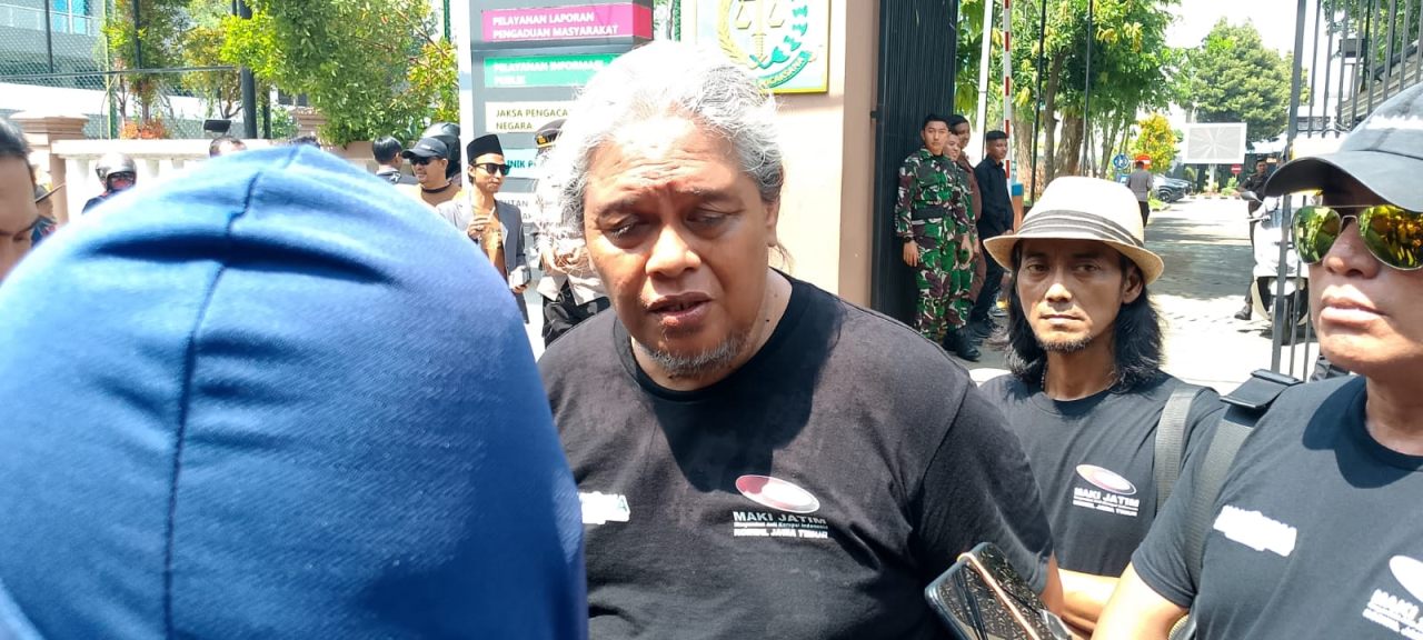 Korwil MAKI Jatim, Heru Satriyo didepan Gedung Kajati Jatim Surabaya.