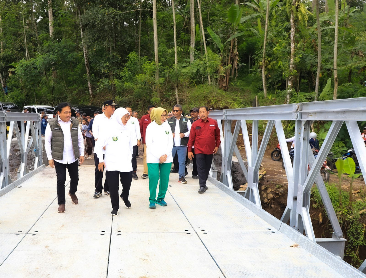 Gubernur Jawa Timur Khofifah Indar Parawansa meninjau pembangunan jembatan Curah Maling dan Jembatan Curah Kebo di Desa Kandangan, Kecamatan Senduro, Kabupaten Lumajang. (Foto: Adpim for kabarhit)
