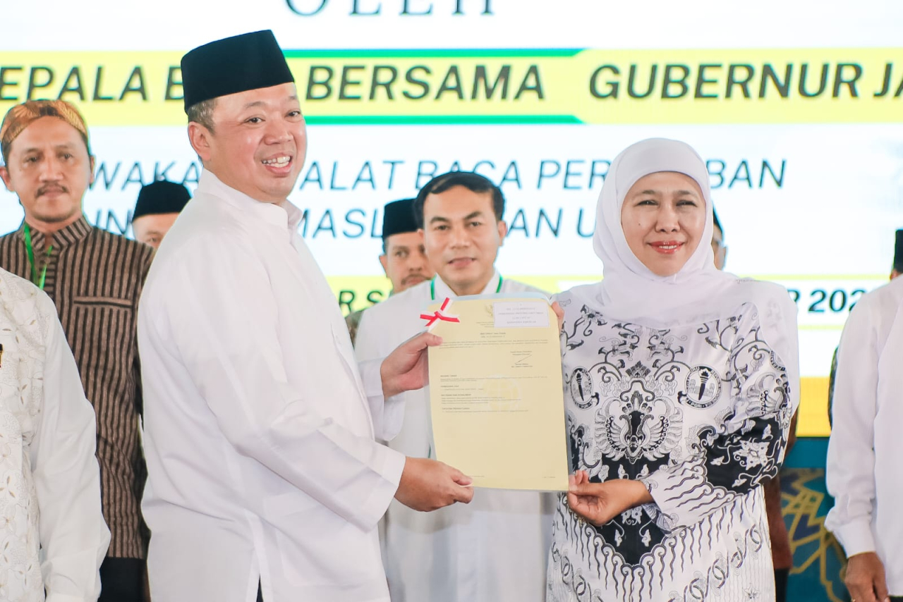 Gubernur Jawa Timur Khofifah Indar Parawansa (Kanan) bersama Menteri Agraria dan Tata Ruang/Kepala Badan Pertanahan Nasional Nusron Wahid (kiri) menyerahkan 2.532 sertipikat tanah wakaf dan tempat ibadah di Masjid Nasional Al Akbar Surabaya. (Foto: KIP)