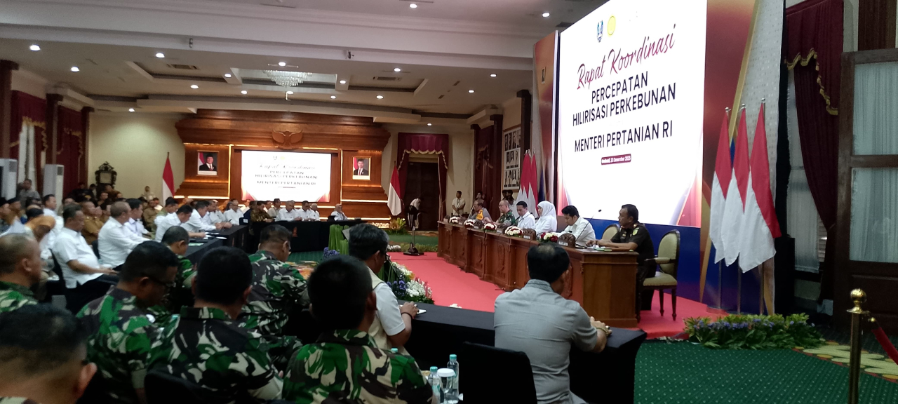 Rapat Koordinasi Percepatan Hilirisasi Perkebunan bersama Menteri Pertanian RI Andi Amran Sulaiman di Gedung Grahadi Surabaya.