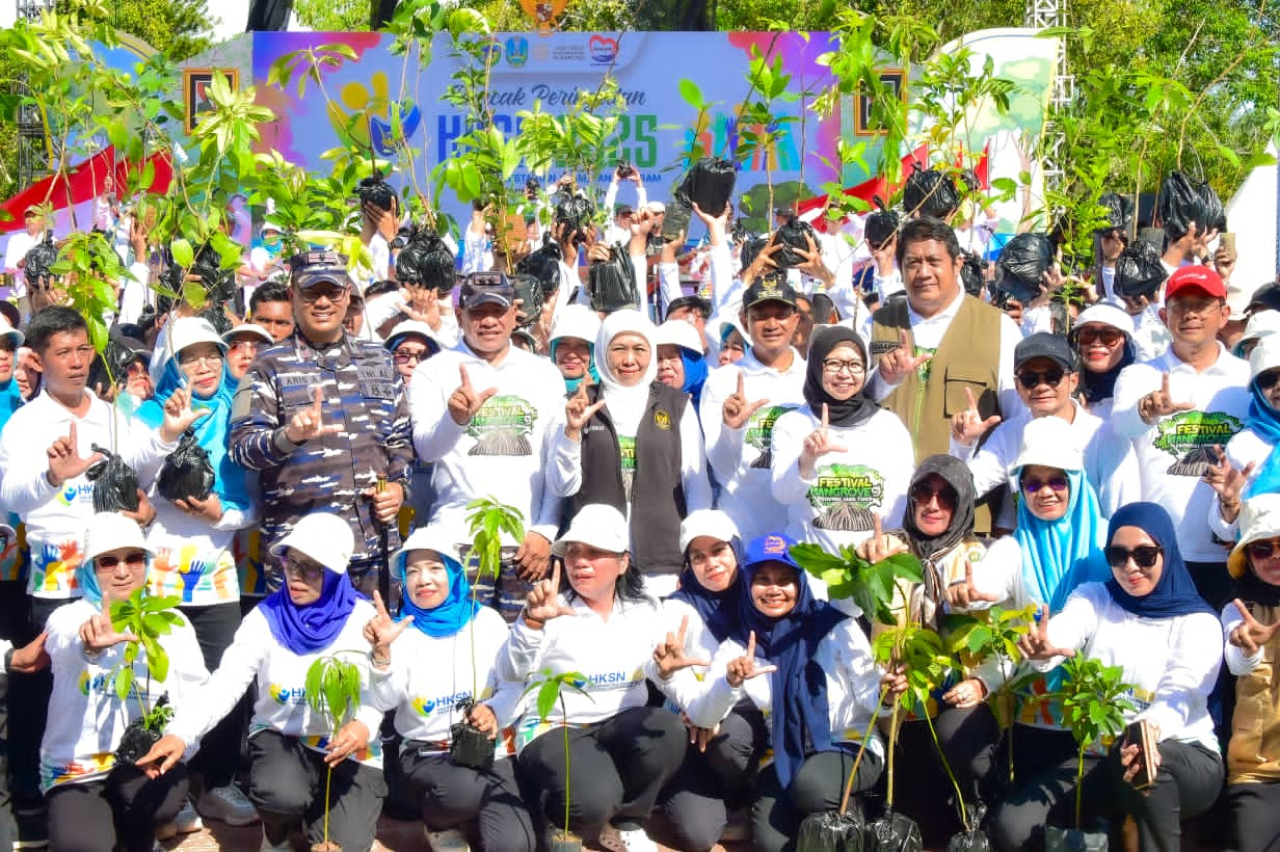 Gubernur Khofifah menghadiri Peringatan Hari Kesetiakawanan Sosial Nasional (HKSN) Tahun 2025 tingkat Provinsi Jawa Timur yang digelar di Alun-Alun Kabupaten Pacitan. (Foto: Adpim For Kabarhit)