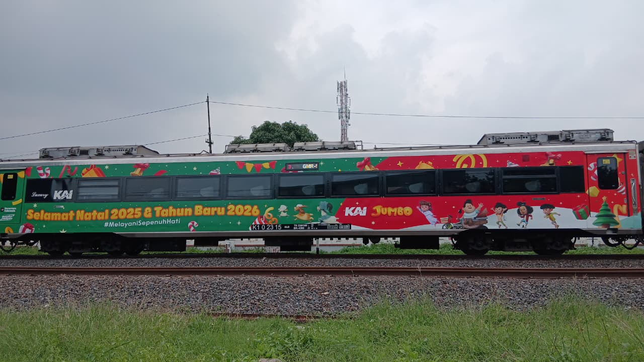 PT Kereta Api Indonesia (Persero) Daerah Operasi 8 Surabaya mengajak seluruh pengguna jalan untuk lebih peduli terhadap keselamatan saat melintasi perlintasan sebidang