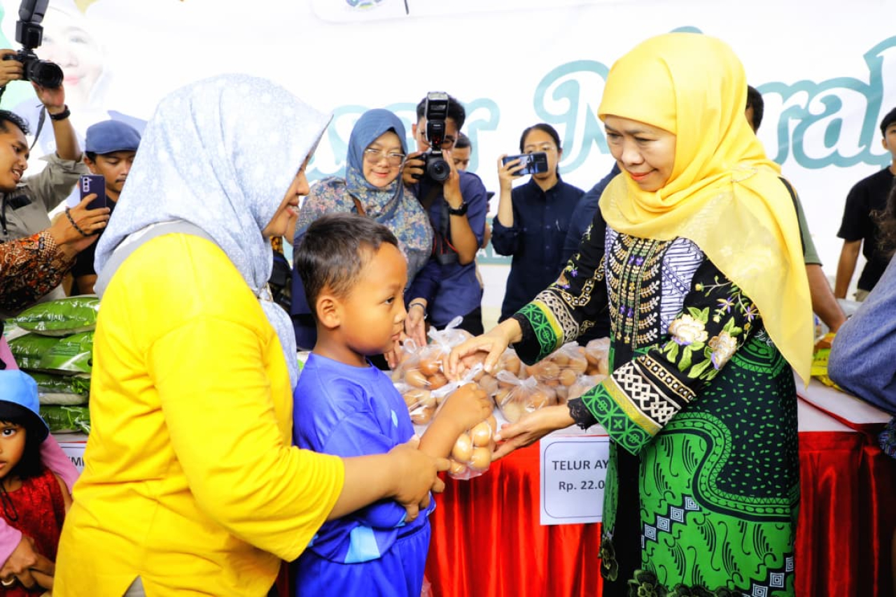 Gubernur Khofifah menggelar Pasar Murah ke-300 di Halaman Balai Desa Kapas, Kecamatan Kapas Kabupaten Bojonegoro. (Foto: Adpim For Kabarhit)