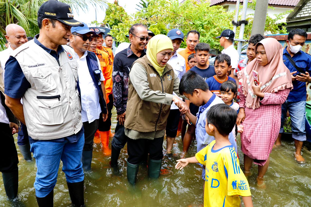 Gubernur Khofifah Tinjau Banjir dan Salurkan Bantuan di Deket Lamongan