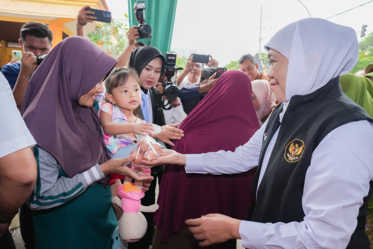 Gubernur Jawa Timur Khofifah Indar Parawansa menggelar Pasar Murah di Balai Desa Banjarsari, Kecamatan Cerme, Kabupaten Gresik. (Foto: Adpim For Kabarhit)
