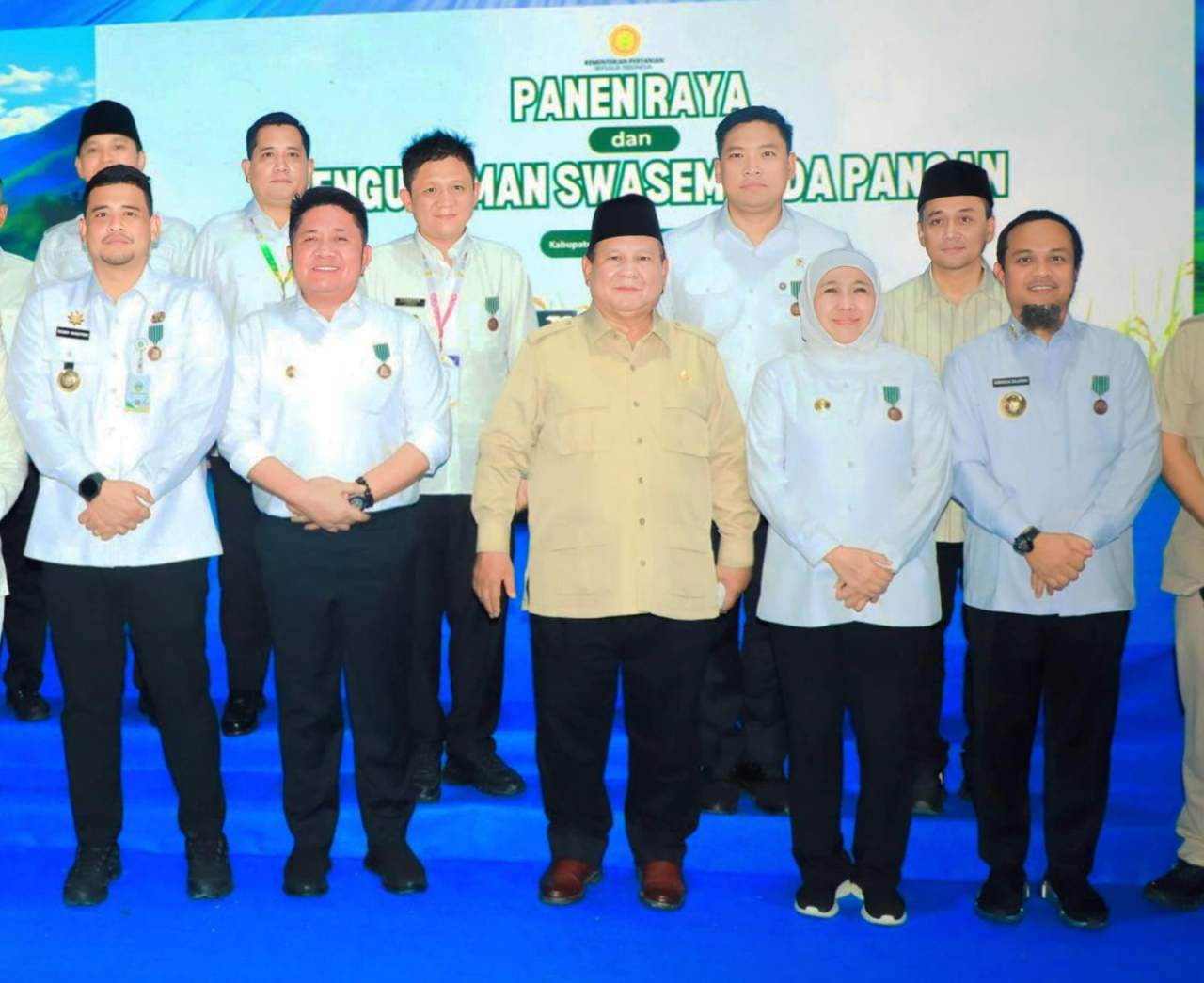 Sukses Dorong Swasembada Pangan, Gubernur Khofifah Dianugerahi Satyalancana Wira Karya dari Presiden Prabowo