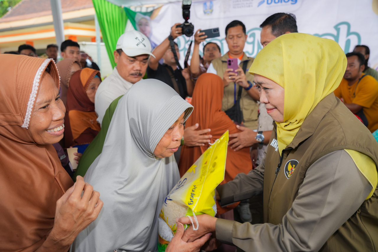 Pasar Murah Digelar di Lamongan, Gubernur Khofifah Pastikan Harga Sembako Tetap Terjangkau