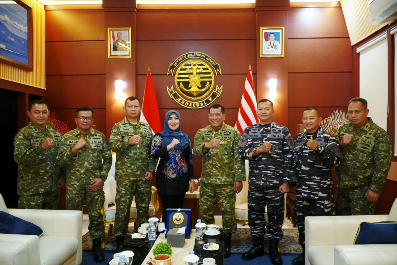 Kebersamaan Lia Istifhama dengan Laksda TNI Ali Triswanto, Komandan Kodaeral V/Surabaya. (Tim Media Lia Istifhama).