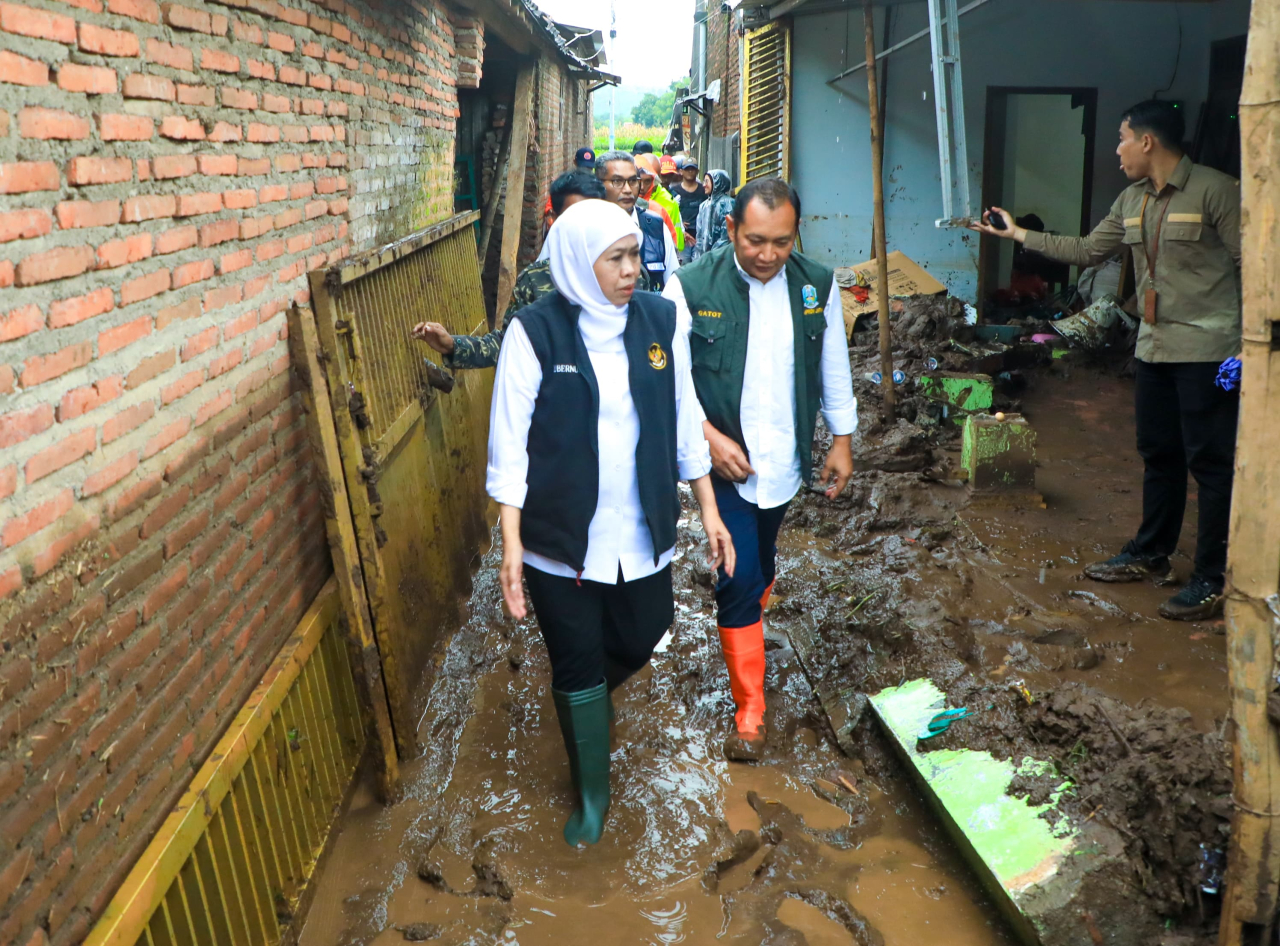 Gubernur Khofifah saat meninjau lokasi banjir di Desa Kalianget Kecamatan Banyuglugur, Situbondo. (Foto: Adpim For Kabarhit)