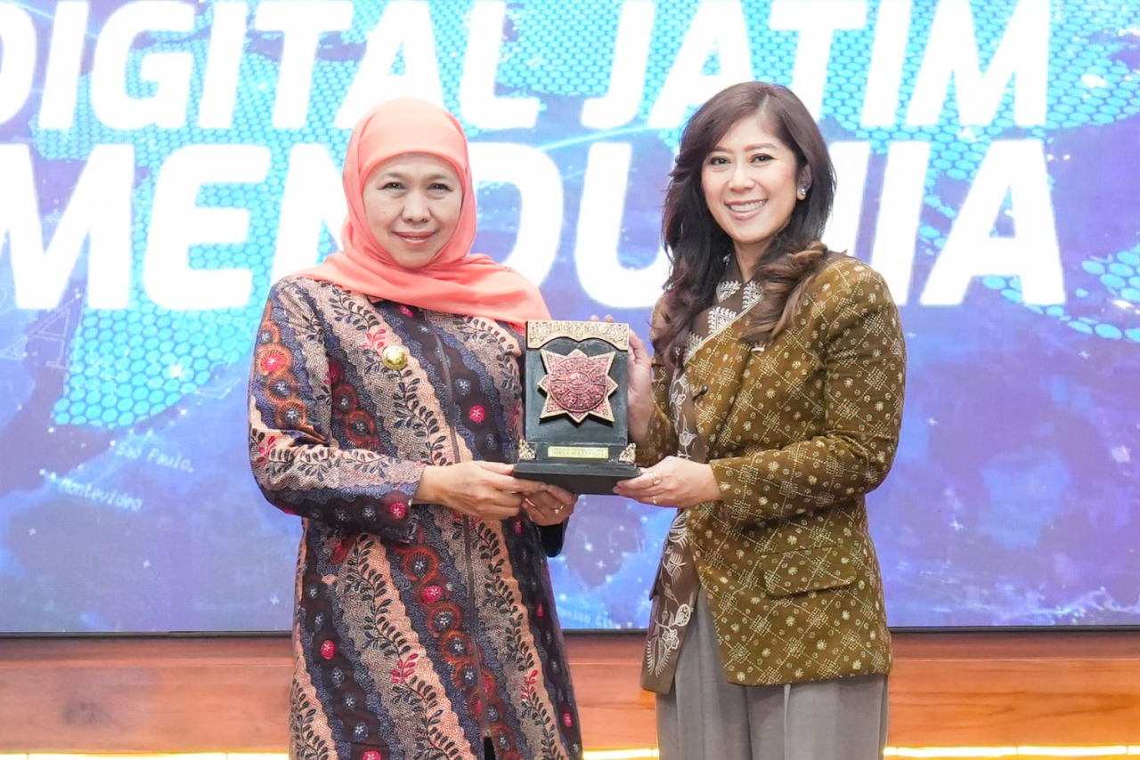 Gubernur Jawa Timur Khofifah Indar Parawansa (kiri) bersama Menteri Komunikasi dan Digital (Menkomdigi) Republik Indonesia Meutya Hafid (kanan) di Gedung Grahadi Surabaya. (Foto: KIP for Kabarhit)