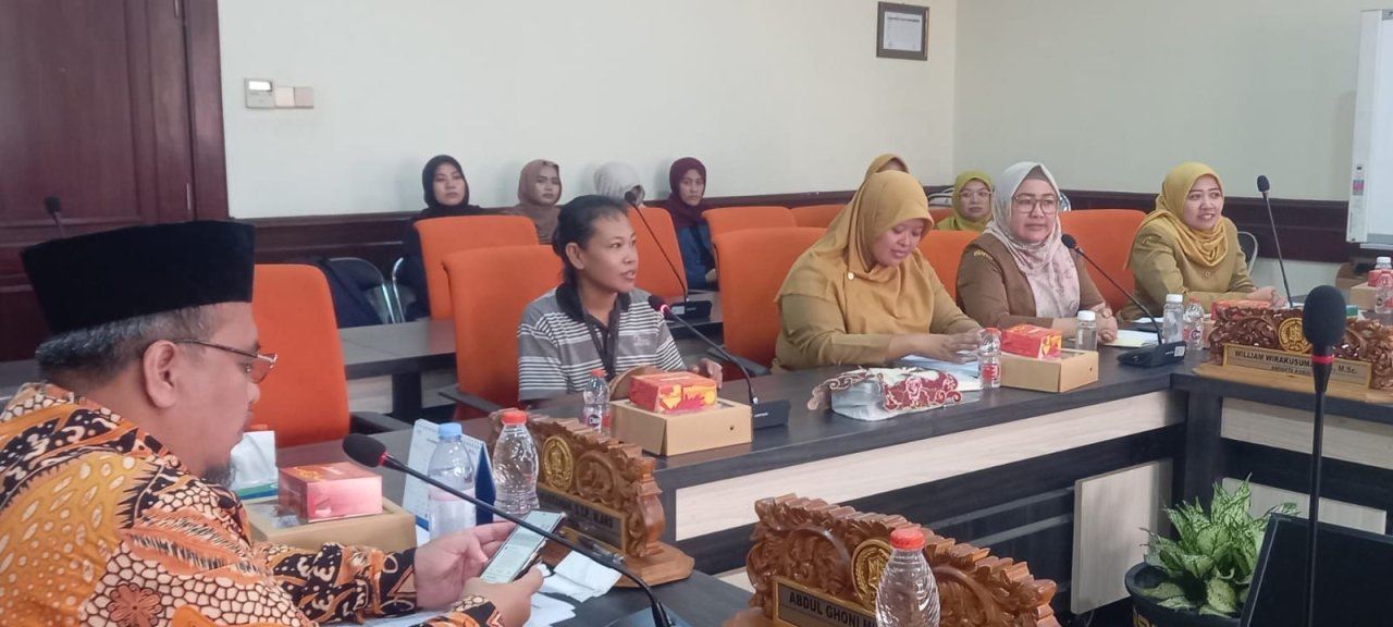Ibu Desi Okta Wilianti saat bertemu Anggota Komis DPRD Kota Surabaya, Selasa, (20/1/2026)