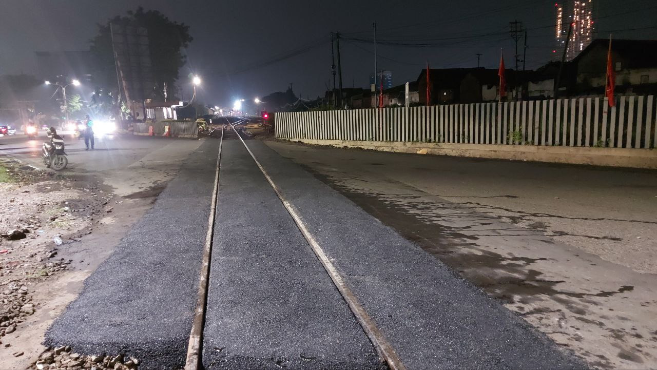Perawatan Perlintasan KA, KAI Daop 8 Surabaya Tutup Sementara Jalan Ahmad Yani