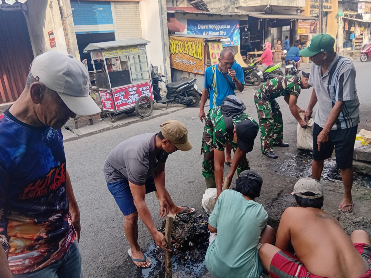Peringati HUT Kodim 0830/Surabaya, Koramil Krembangan Fokus Cegah Banjir di Tambak Asri