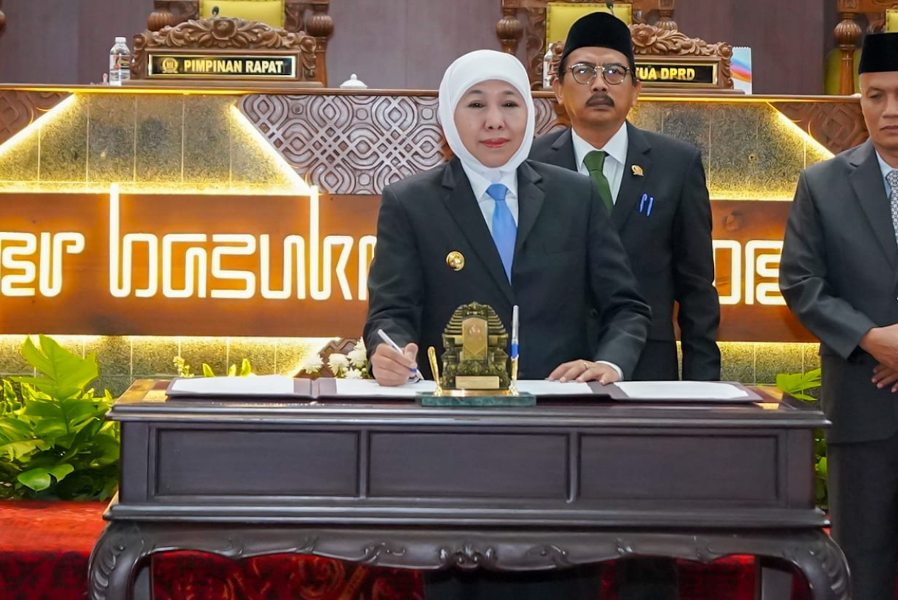 Gubernur Khofifah Indar Parawansa bersama Pimpinan DPRD Jatim resmi mengesahkan dua Peraturan Daerah (Perda) strategis dalam Rapat Paripurna di Gedung DPRD Provinsi Jawa Timur. (Foto: Adpim for Kabarhit)