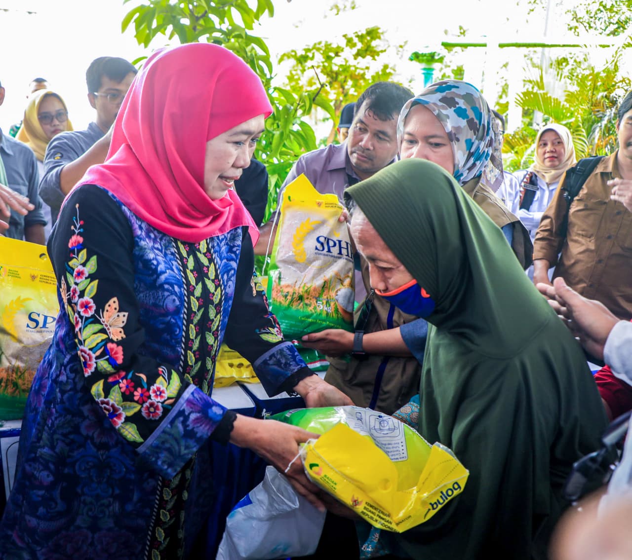 Gubernur Khofifah gelar Pasar Murah yang kali ini digelar di halaman Kantor Kelurahan Klangon, Kecamatan Bojonegoro Kota, Kabupaten Bojonegoro. (Foto : Adpim For Kabarhit)