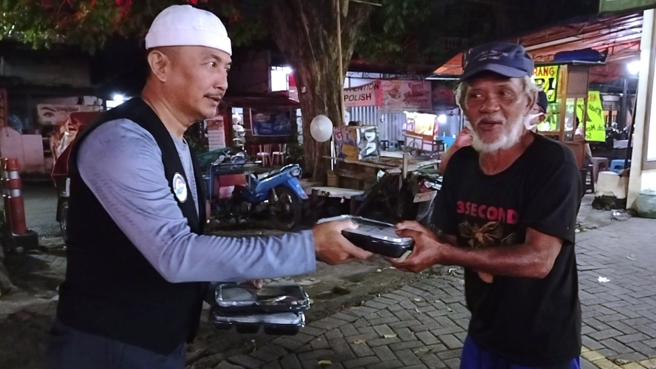 Sahur On The Road di Gelar Baksos'e Suroboyo Bagikan 400 Paket Nasi untuk Pekerja Dini Hari di Surabaya