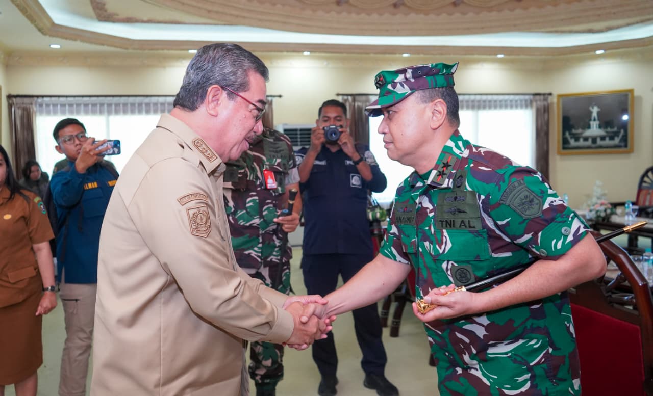 Tiba di Bandara Pattimura Ambon, Komandan Kodaeral lX Sambut Kedatangan Kasum TNl