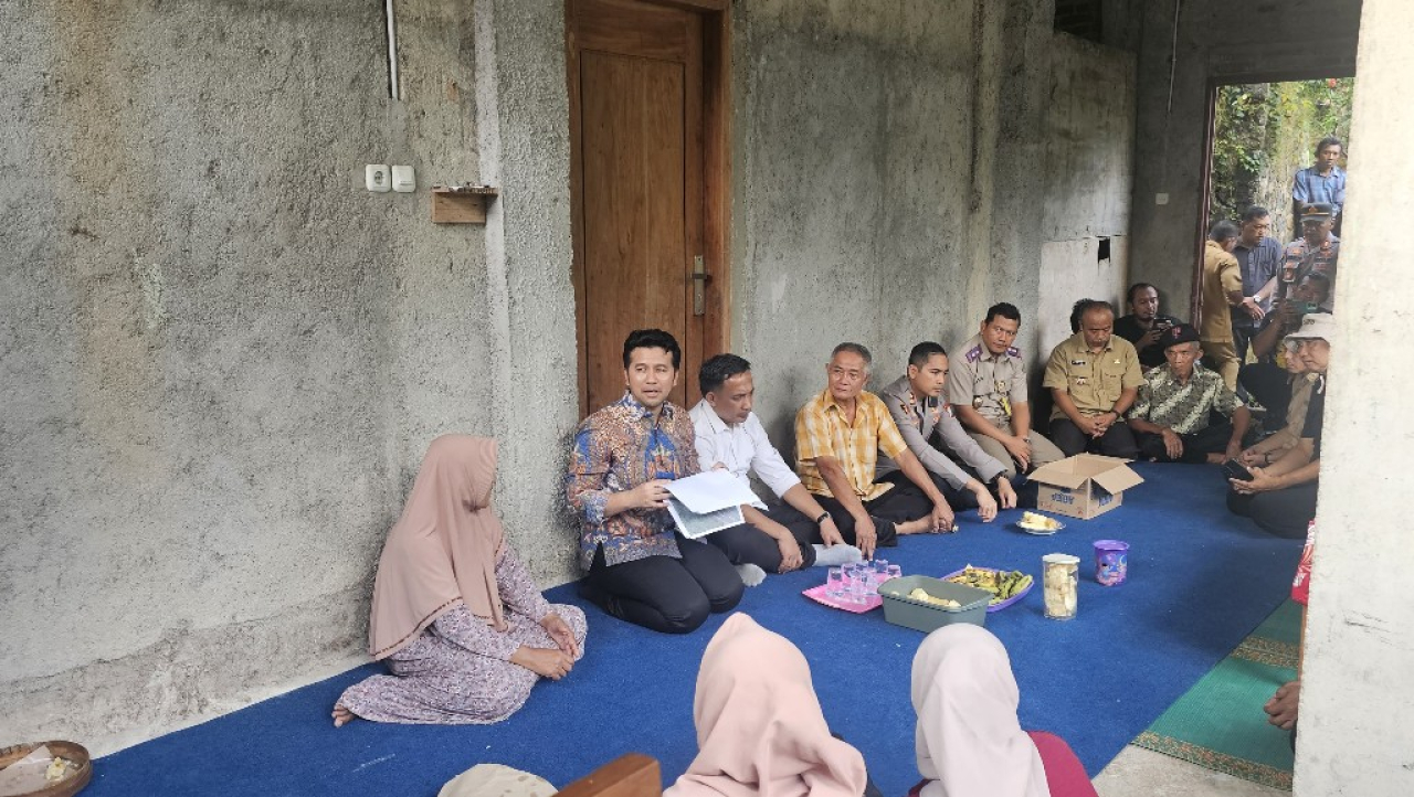 Gaya Humanis Wagub Emil Dardak Luluhkan Hati Warga Pacitan untuk Buka Blokade Jalan