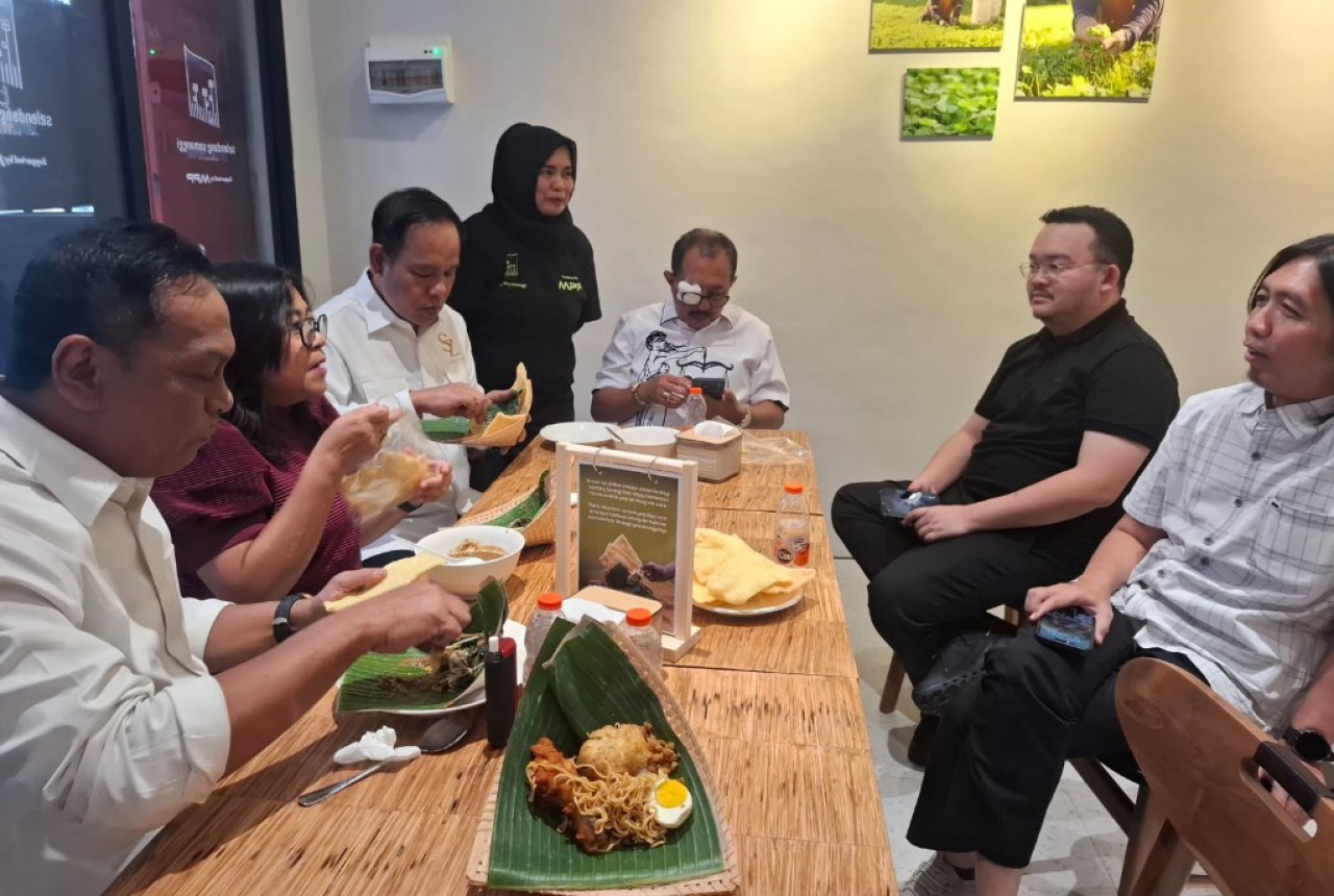 Wakil Wali Kota Surabaya Armuji, Ketua DPRD Syaifuddin Zuhri, Anggota Komisi A DPRD Kota Surabaya Anas Karno dan Bu Aminah pemilik Selendang Semanggi saat mencicipi kuliner khas semanggi di stan baru Jalan Tunjungan, Senin (8/6/2026)