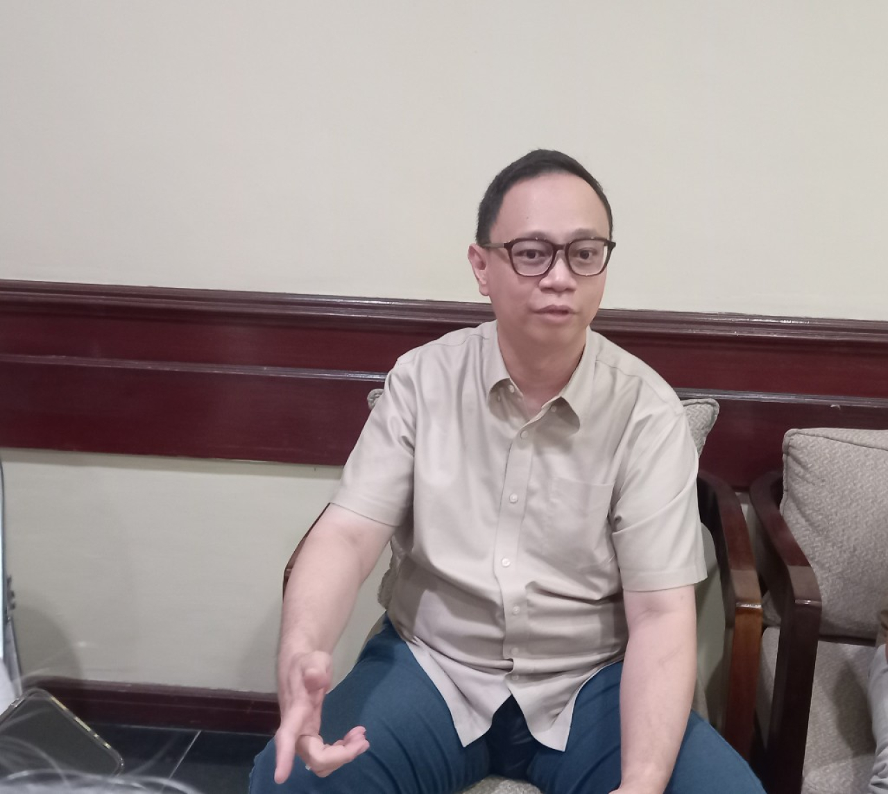 Ketua Fraksi PSI DPRD Surabaya Joshia Michael saat menanggapi keluhan warga Surabaya Barat soal infrastruktur dan data desil bansos. Foto: http://Kabarhit.com