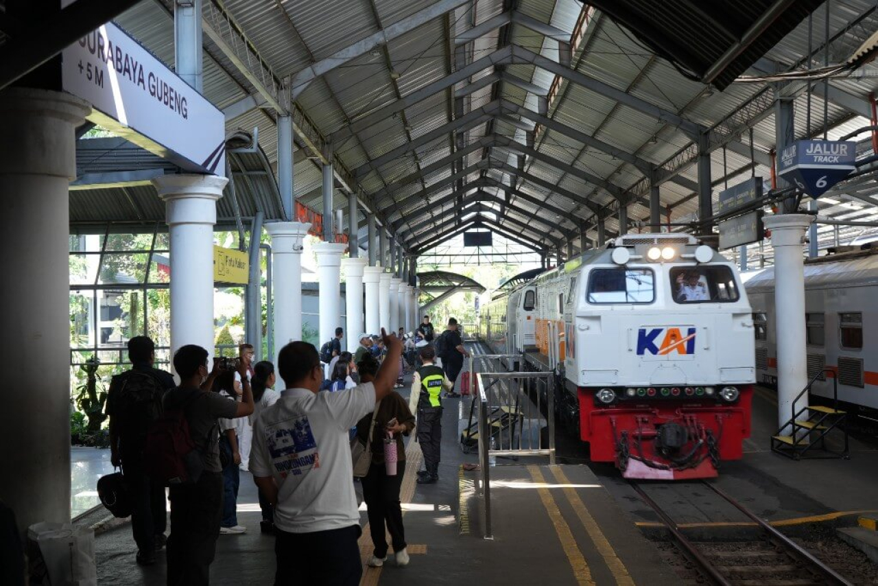 KA Pandalungan 2 berangkat dari Stasiun Surabaya Gubeng jalur 6